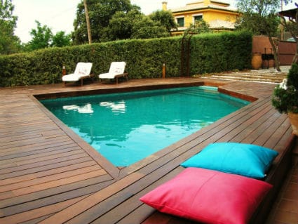 Piscina con deck