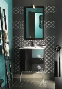Un baño con color y formas
