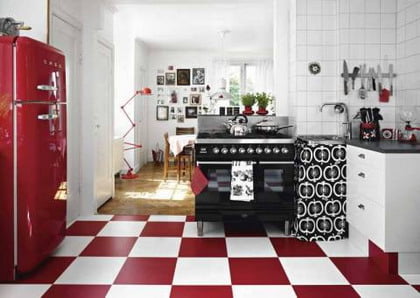 Una cocina con mucho color