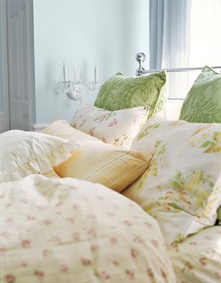 Una cama decorada con cojines