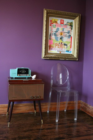 casa_vintage_pared_violeta