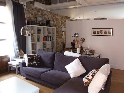 Un apartamento con estilo moderno rústico