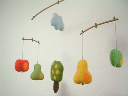Móviles para decorar una habitación infantil