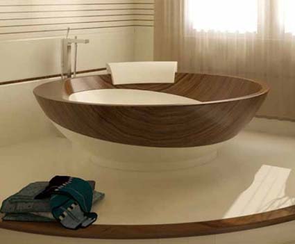 Un cuarto de baño de madera y cerámica