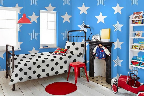 Papel pintado infantil en azul con estrellas blancas