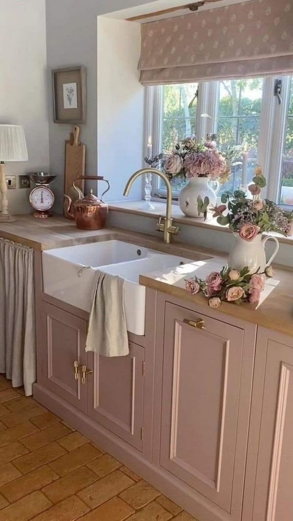 cocina rosa y blanca