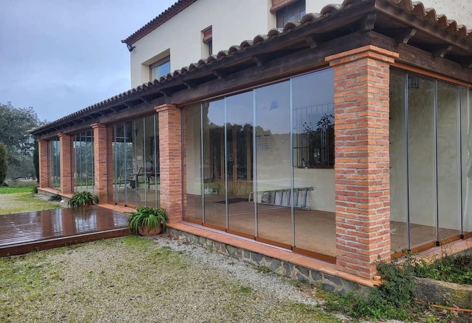 Cerramientos sin perfiles: la solución invisible que transforma tu terraza